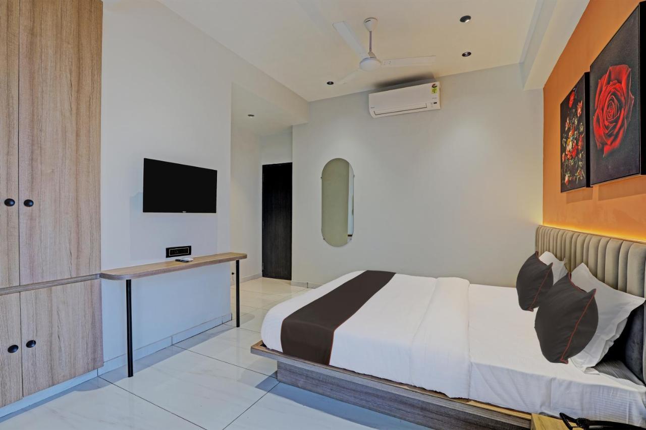 Hotel Lee Platinum Ахмедабад Екстериор снимка