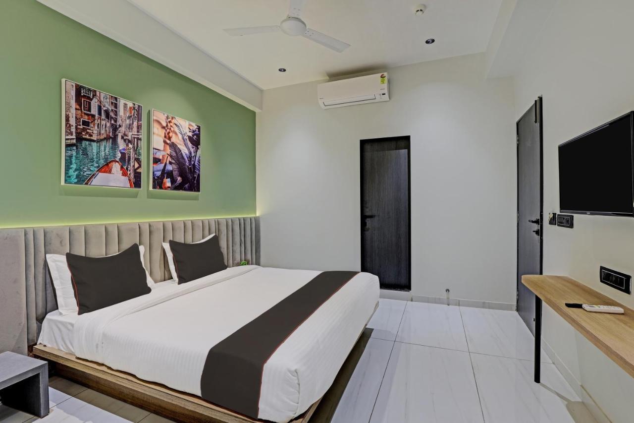 Hotel Lee Platinum Ахмедабад Екстериор снимка