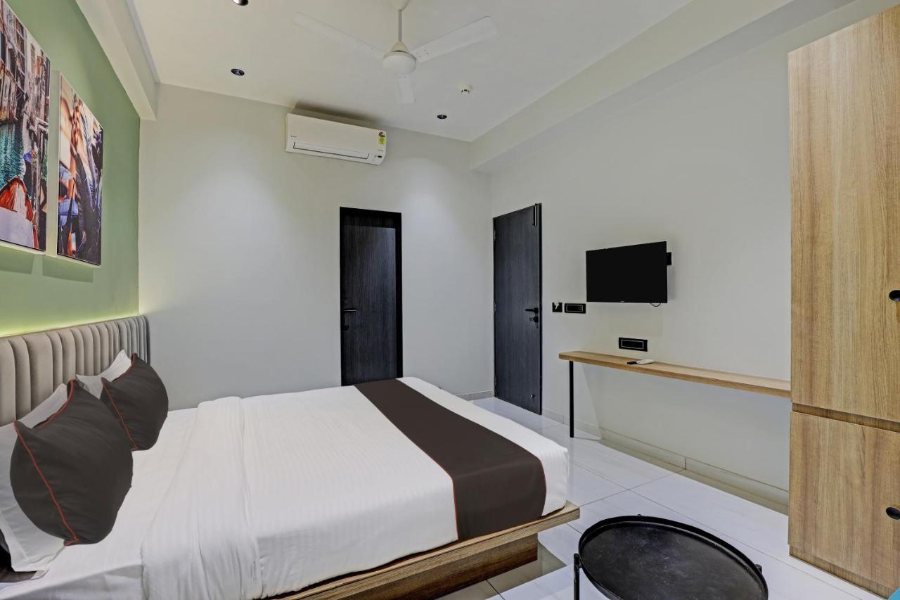 Hotel Lee Platinum Ахмедабад Екстериор снимка